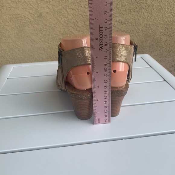 Sofft suede perforated tan glittery sandals size 6M - Picture 6 of 16